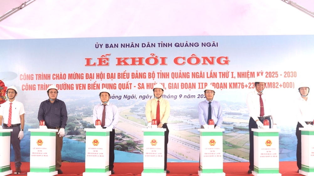 Lãnh đạo tỉnh Quảng Ngãi và Ban Quản lý dự án thực hiện nghi thức khởi công tuyến đường đoạn Dung Quất-Sa Huỳnh.