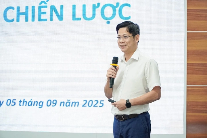 Ông Hoàng Anh Tú, Phó Vụ trưởng Vụ Khoa học kỹ thuật và công nghệ trình bày tại Hội thảo.