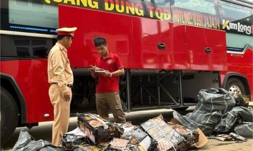 Phát hiện xe khách chở hàng trăm kg thực phẩm không rõ nguồn gốc
