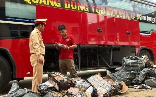 Lực lượng Cảnh sát giao thông phát hiện hơn 400kg thực phẩm không rõ nguồn gốc, có dấu hiệu nhập lậu