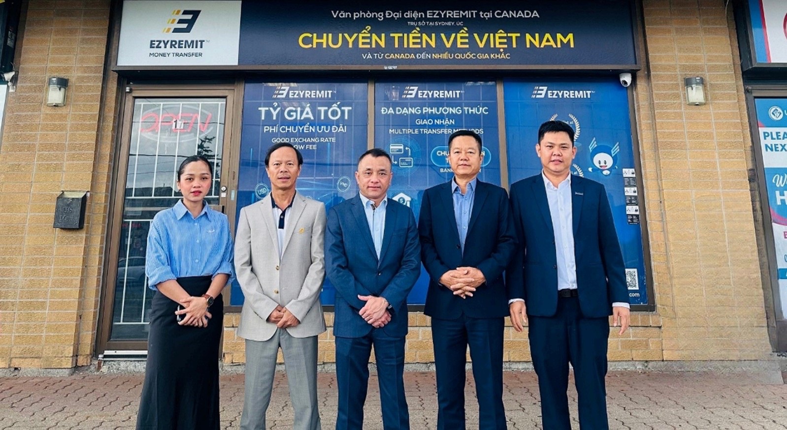 The Sacombank - SBR delegation took a commemorative photo with the EzyRemit representative.