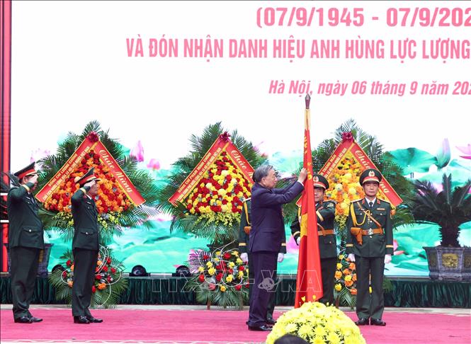 Tổng Bí thư Tô Lâm trao tặng Danh hiệu Anh hùng Lực lượng vũ trang nhân dân cho Bộ tổng Tham mưu Quân đội nhân dân Việt Nam. Ảnh: TTXVN.