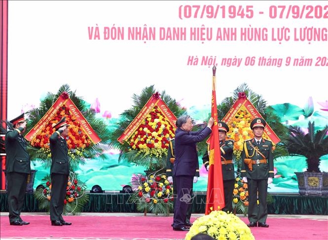 Tổng Bí thư Tô Lâm trao tặng Danh hiệu Anh hùng Lực lượng vũ trang nhân dân cho Bộ tổng Tham mưu Quân đội nhân dân Việt Nam. Ảnh: TTXVN.