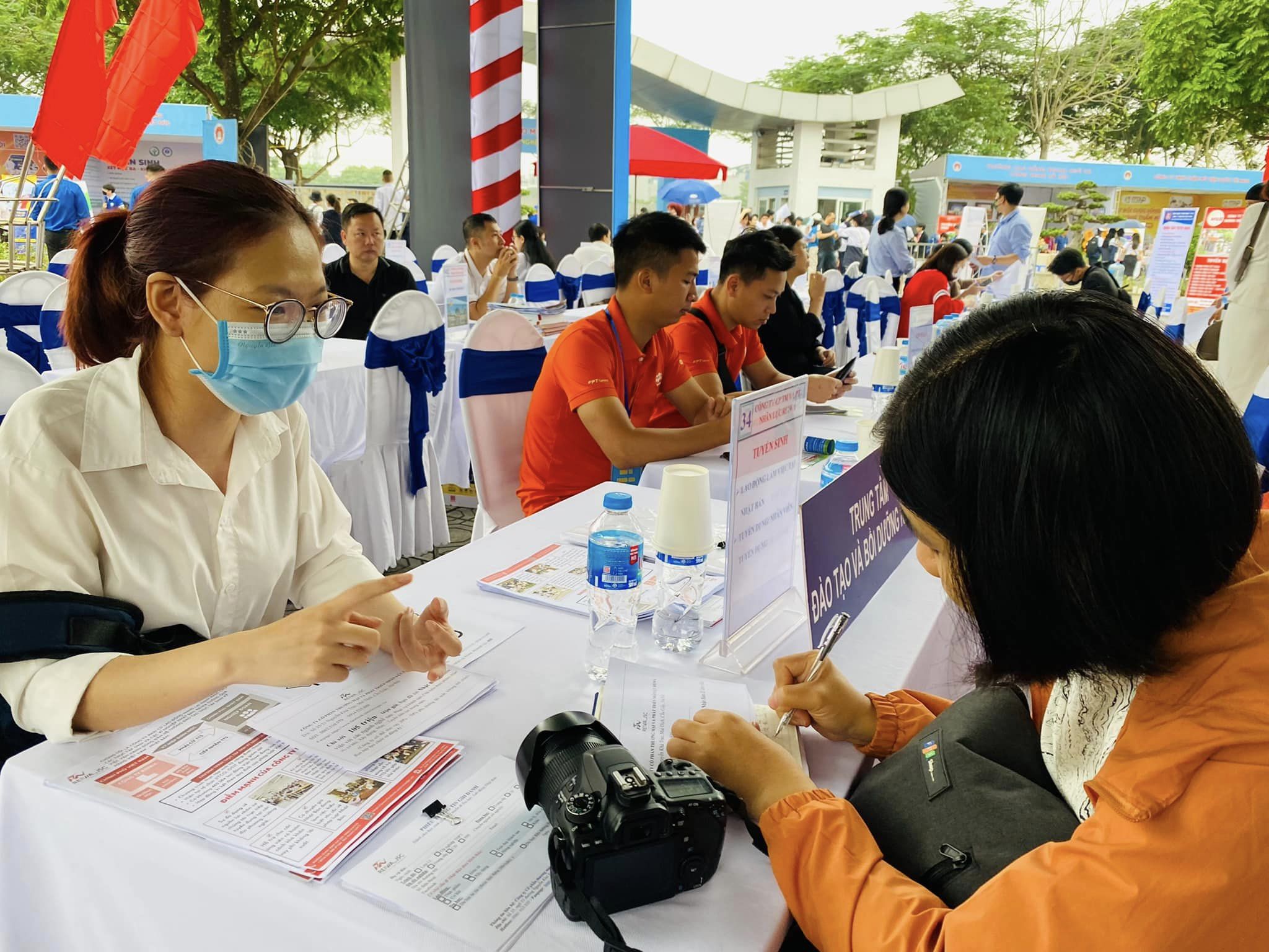 Doanh nghiệp phỏng vấn tuyển dụng lao động. Ảnh: Nhật Dương.