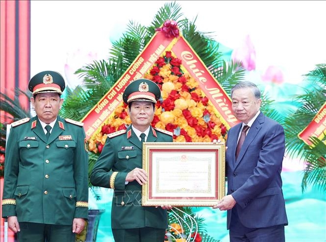 Tổng Bí thư Tô Lâm trao tặng Danh hiệu Anh hùng Lực lượng vũ trang nhân dân cho Bộ tổng Tham mưu Quân đội nhân dân Việt Nam. Ảnh: TTXVN.