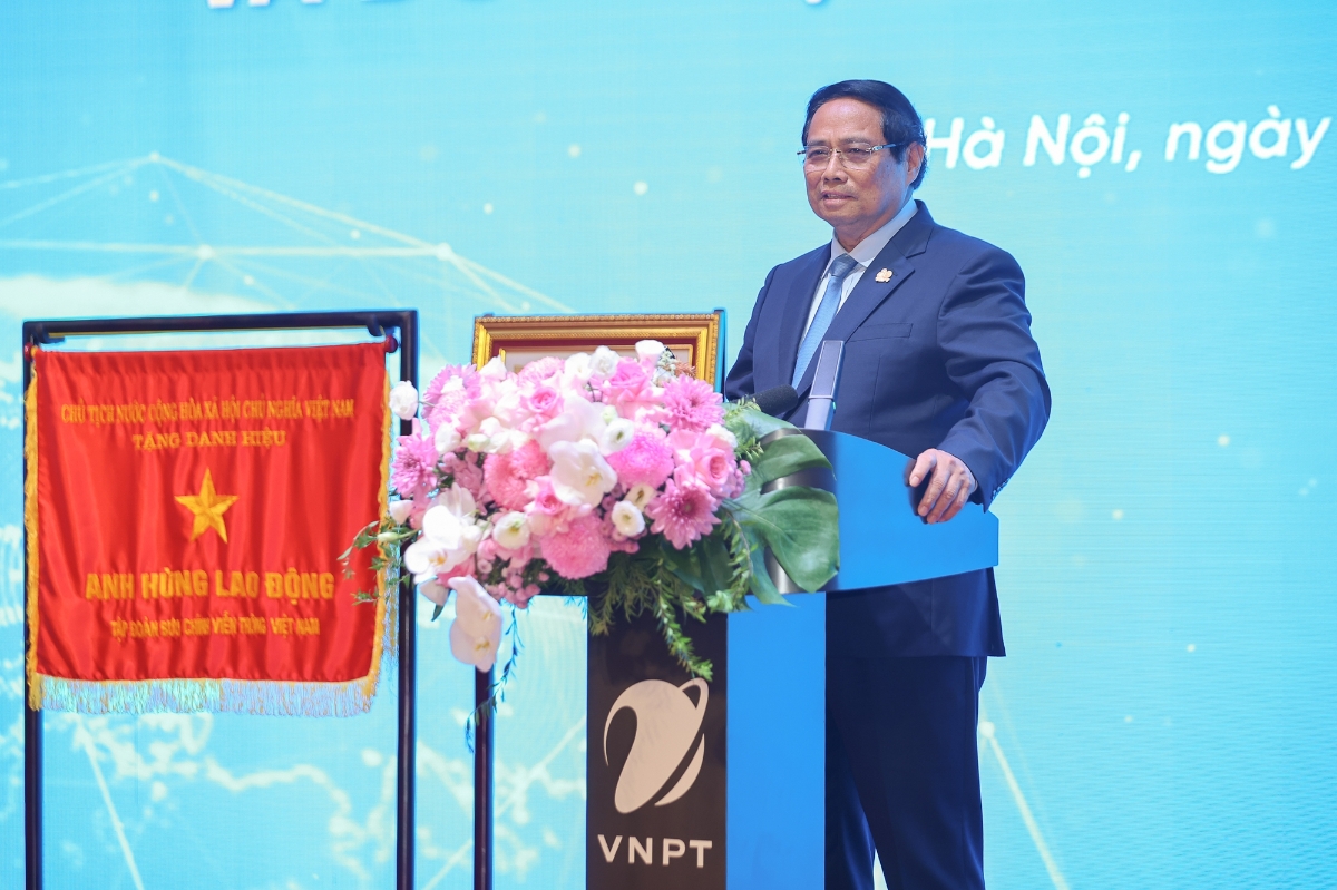 Thủ tướng Phạm Minh Chính chia sẻ tại lễ kỷ niệm 80 năm ngày truyền thống và đón nhận danh hiệu Anh hùng Lao động của Tập đoàn Bưu chính Viễn thông Việt Nam (VNPT) - Ảnh: VGP.