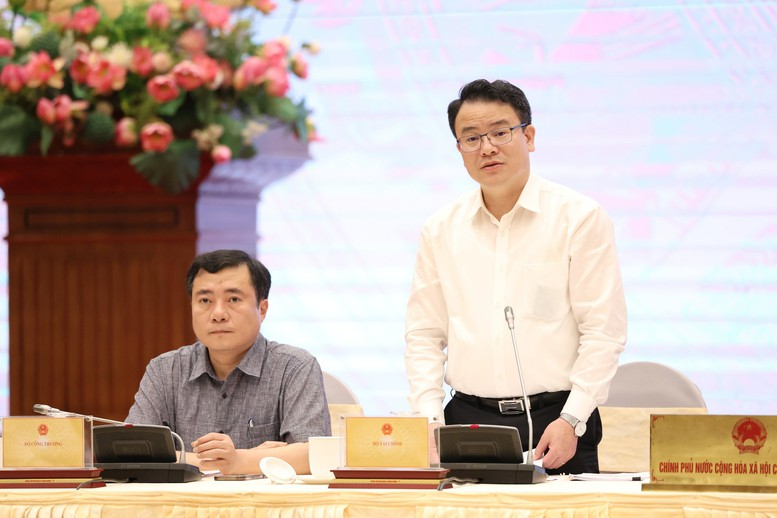 Thứ trưởng Bộ Tài chính Trần Quốc Phương trả lời câu hỏi của báo chí - Ảnh: VGP