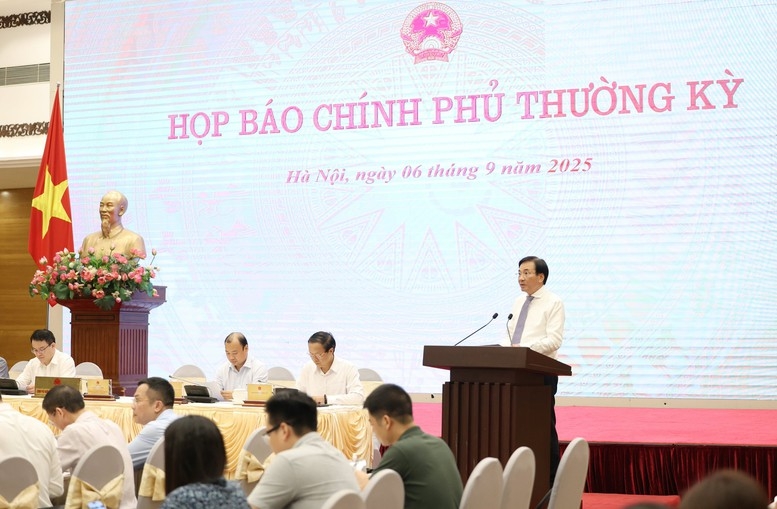 Bộ trưởng, Chủ nhiệm Văn phòng Chính phủ Trần Văn Sơn, Người phát ngôn của Chính phủ chủ trì buổi họp báo thường kỳ Chính phủ tháng 8 - Ảnh: VGP