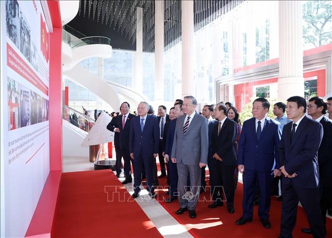 Tổng Bí thư Tô Lâm nghe giới thiệu về Đài Truyền hình Việt Nam. Ảnh: TTXVN.