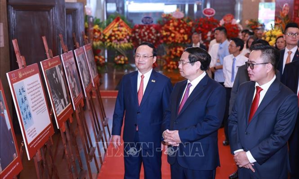 Thủ tướng Phạm Minh Chính tham quan trưng bày ảnh về quá trình hình thành và phát triển của Đài Tiếng nói Việt Nam. Ảnh: TTXVN.