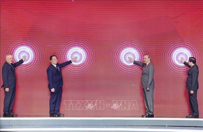 Tổng Bí thư Tô Lâm và các đại biểu thực hiện nghi thức ra mắt và phát sóng chính thức kênh truyền hình đối ngoại Quốc gia. Ảnh: TTXVN.