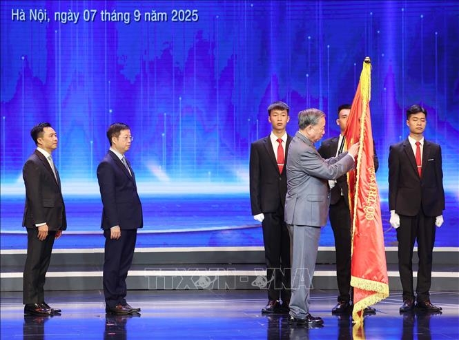 Tổng Bí thư Tô Lâm trao tặng Huân chương Lao động hạng Nhất cho Đài Truyền hình Việt Nam. Ảnh: TTXVN.