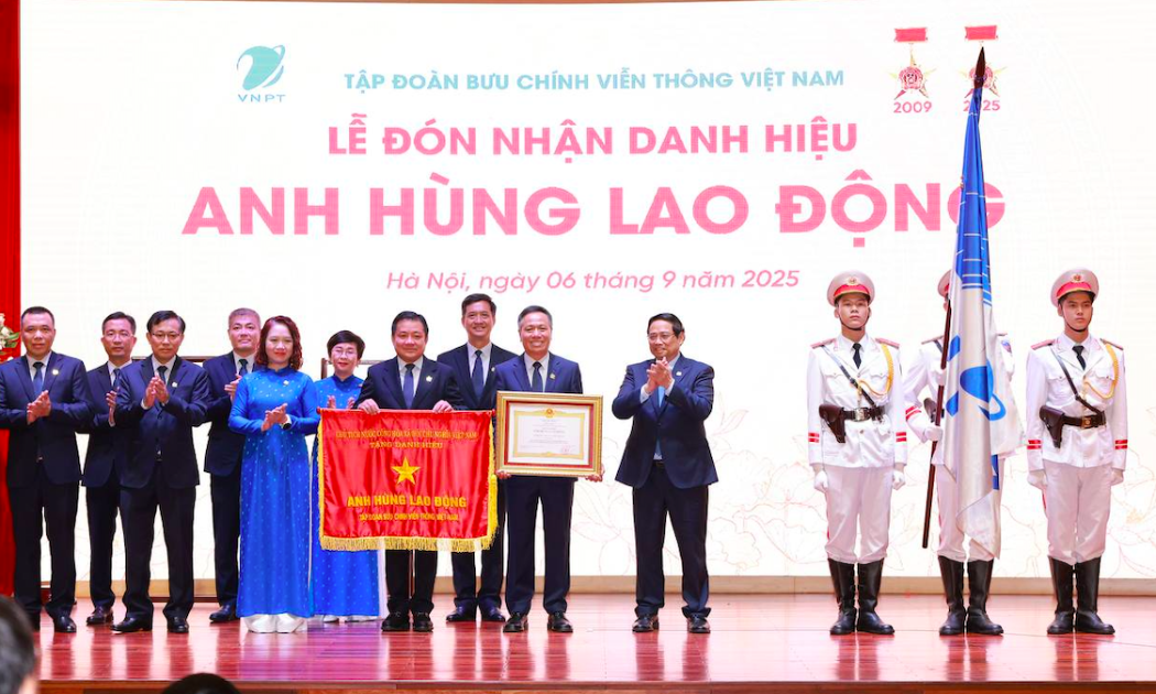 Thay mặt lãnh đạo Đảng, Nhà nước, Thủ tướng Phạm Minh Chính trao tặng Danh hiệu Anh hùng lao động lần thứ hai cho VNPT.