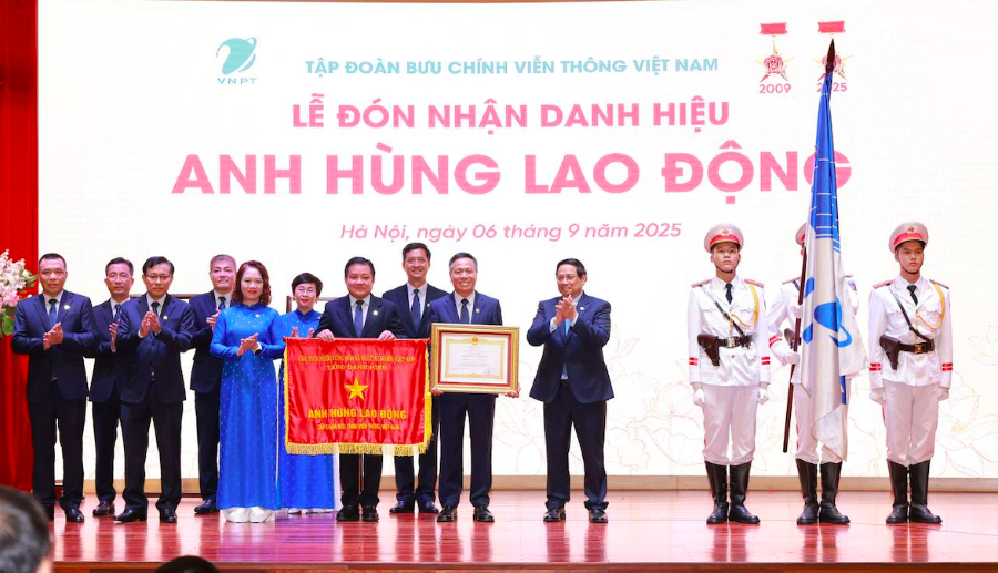 Thay mặt lãnh đạo Đảng, Nhà nước, Thủ tướng Phạm Minh Chính trao tặng Danh hiệu Anh hùng lao động lần thứ hai cho VNPT.