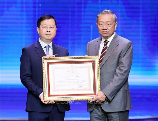 Tổng Bí thư Tô Lâm trao tặng Huân chương Lao động hạng Nhất cho Đài Truyền hình Việt Nam. Ảnh: TTXVN.