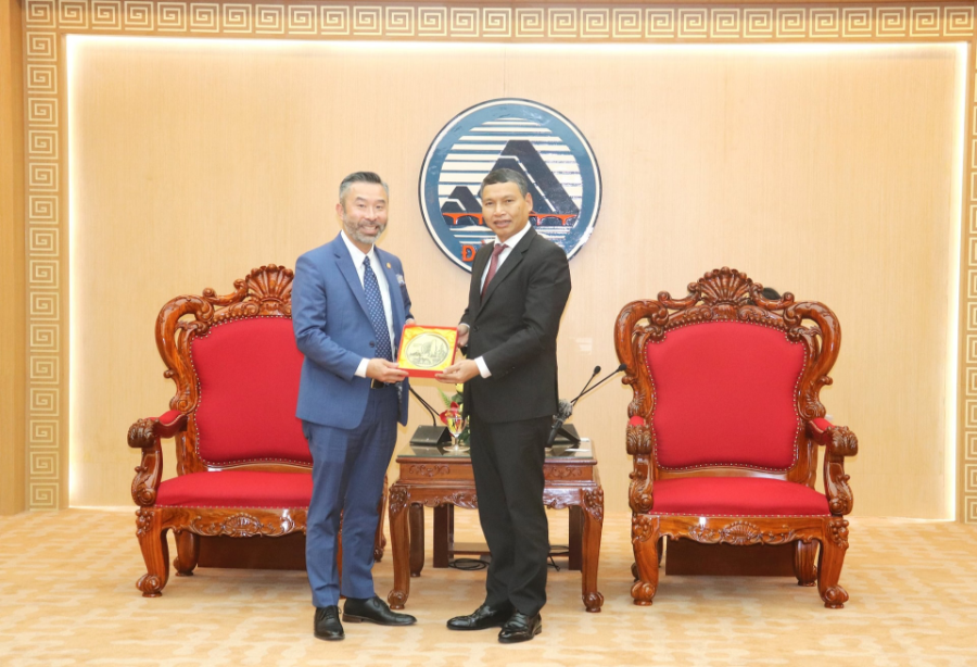Phó Chủ tịch Thường trực UBND thành phố Hồ Kỳ Minh (bên phải) tặng quà lưu niệm cho đại diện đoàn bang Oregon - Ảnh: NGỌC HÀ. 