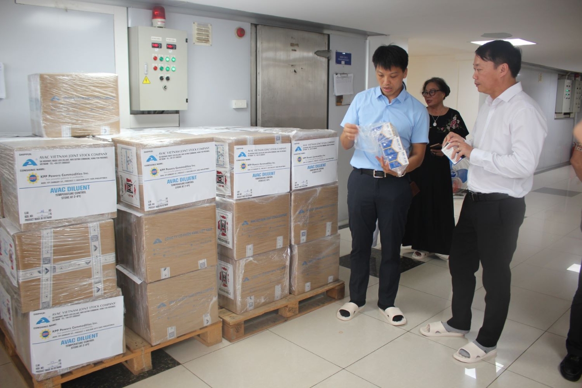 Vật tư xuất kèm theo lô vaccine. Ảnh Chu Khôi.