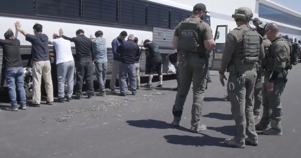 Các nhân viên cơ quan di trú và hải quan Mỹ khống chế lao động được cho là người nhập cư trái phép tại nhà máy của Hyundai ở bang Georgia ngày 4/9 - Ảnh: ICE 