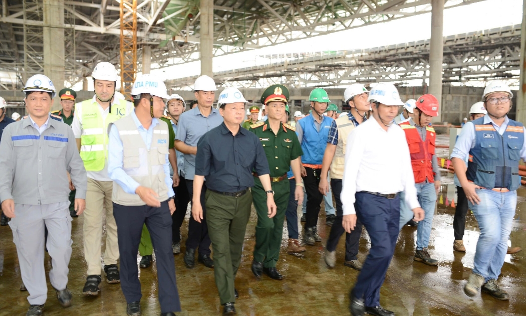 Phó Thủ tướng Trần Hồng Hà và các bộ, ngành, đơn vị liên quan kiểm tra thực địa dự án sân bay Long Thành - Ảnh: VGP/AT