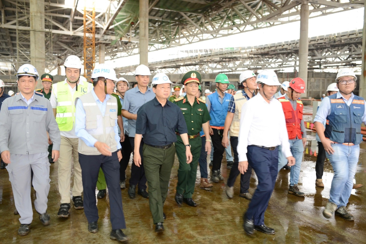 Phó Thủ tướng Trần Hồng Hà và các bộ, ngành, đơn vị liên quan kiểm tra thực địa dự án sân bay Long Thành - Ảnh: VGP/AT