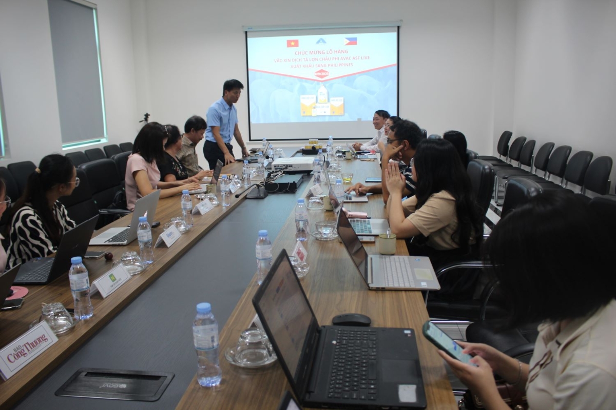 TS, Nguyễn Văn Điệp chia sẻ về việc xuất khẩu lô hàng vaccine mới sang&nbsp;Philippines. Ảnh Chu Khôi.