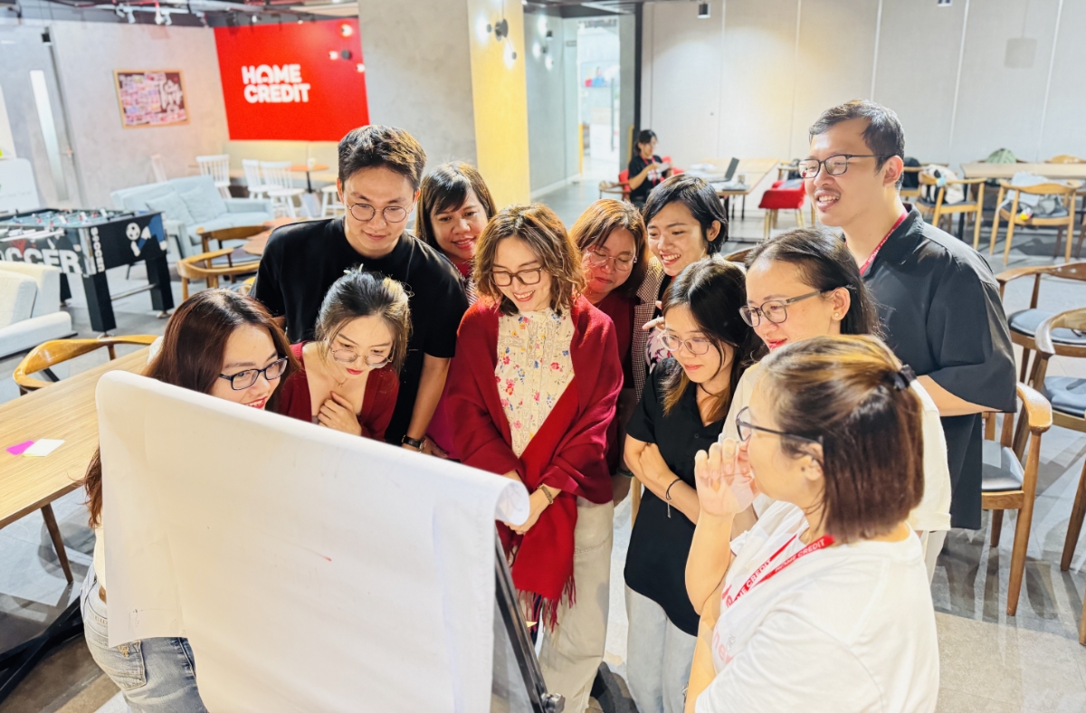 Thông qua các hoạt động thúc đẩy học tập, Home Credit đồng thời gắn kết nhân viên, tạo nên môi trường làm việc vui vẻ. Ảnh: Home Credit.