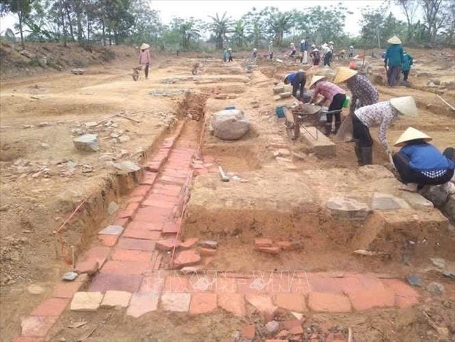 Qua nhiều đợt khai quật, các nhà khảo cổ đã phát hiện nhiều hiện vật quý, góp phần giải mã bí mật về quá trình xây dựng và tổ chức không gian kiến trúc của kinh đô cổ.