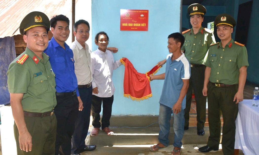 Công an thành phố Đà Nẵng bàn giao nhà mới cho hộ nghèo xã Trà Tân.