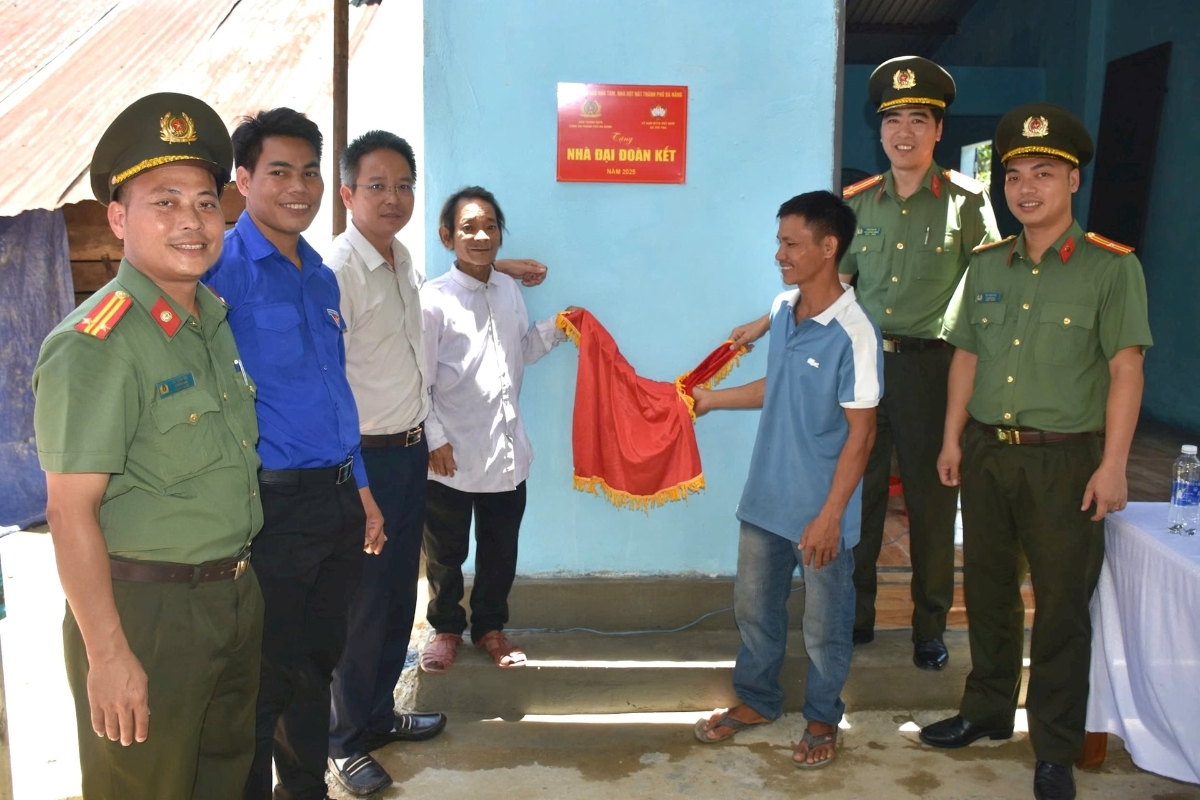 Công an thành phố Đà Nẵng bàn giao nhà mới cho hộ nghèo xã Trà Tân.