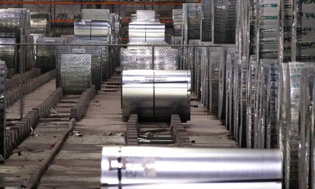Thép cuộn tại một nhà máy thép của công ty Nucor - Ảnh: Reuters