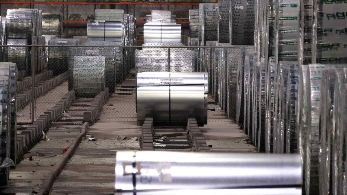 Thép cuộn tại một nhà máy thép của công ty Nucor - Ảnh: Reuters