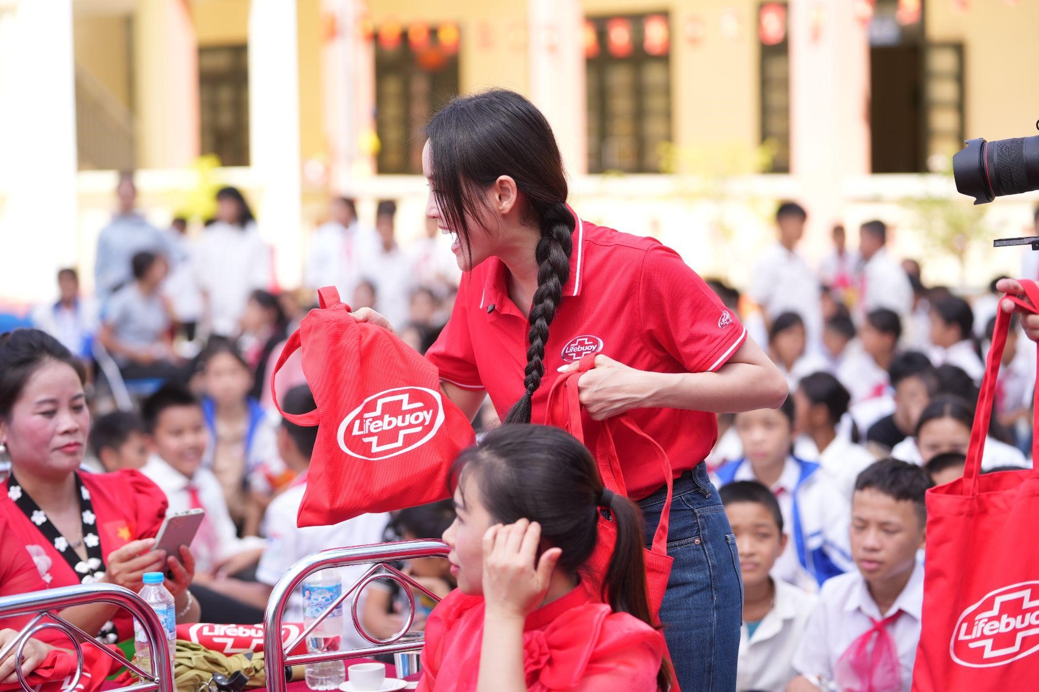 Đại diện Lifebuoy đã trao tặng những phần quà ý nghĩa tới các Thầy, Cô và các em học sinh.