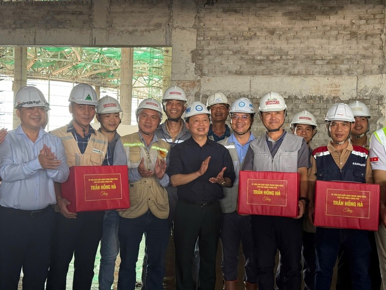 Phó Thủ tướng tặng quà các đơn vị thi công tại công trường - Ảnh: VGP/AT.