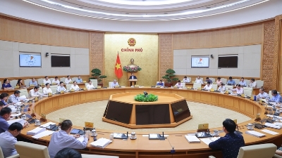 PM urges stronger efforts to achieve 2025 growth target