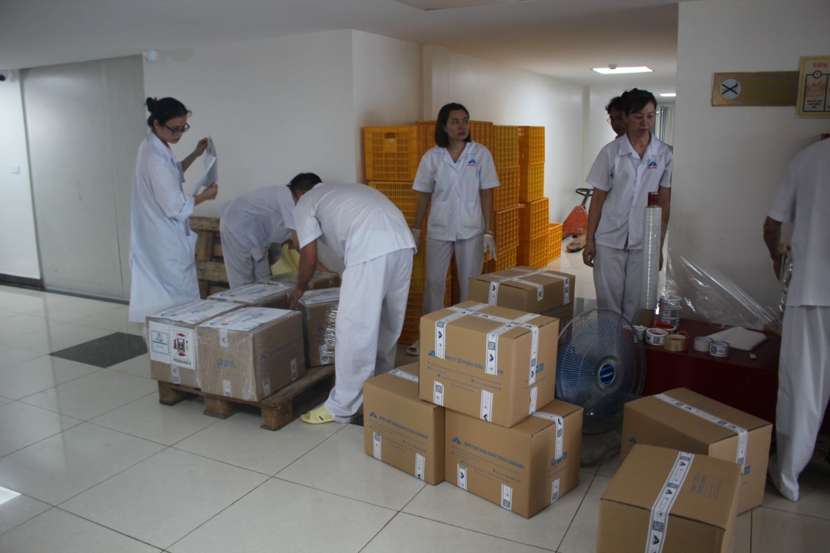 Đóng gói vaccine vào chiều 8/9 để đưa ra sân bay. Ảnh Chu Khôi.
