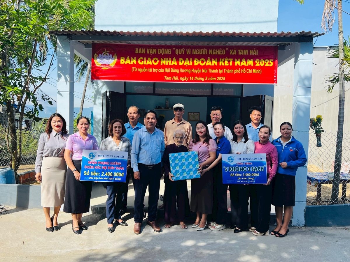 Bàn giao nhà Đại đoàn kết cho bà Lê Thị Lắm - hộ nghèo tại thôn Long Thạnh Đông, xã Tam Hải.