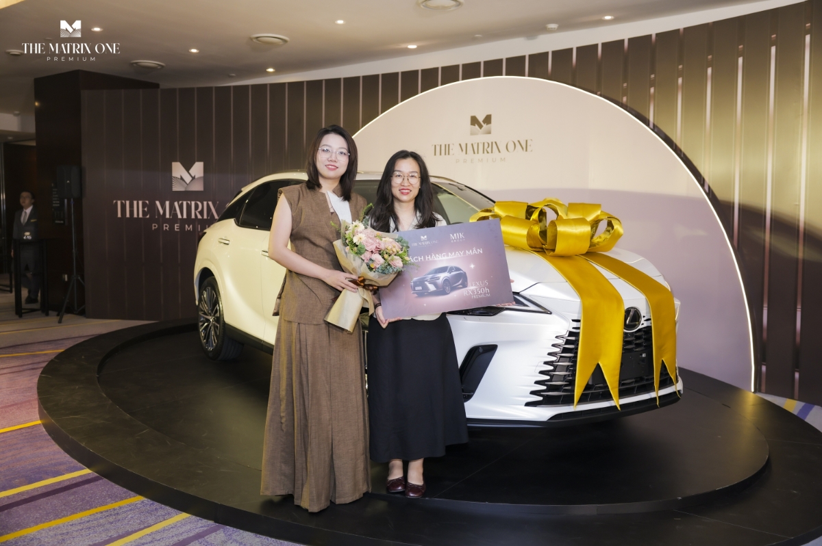 Khách hàng may mắn với giải đặc biệt ô tô Lexus RX 350H Premium đã được trao tặng tại sự kiện.