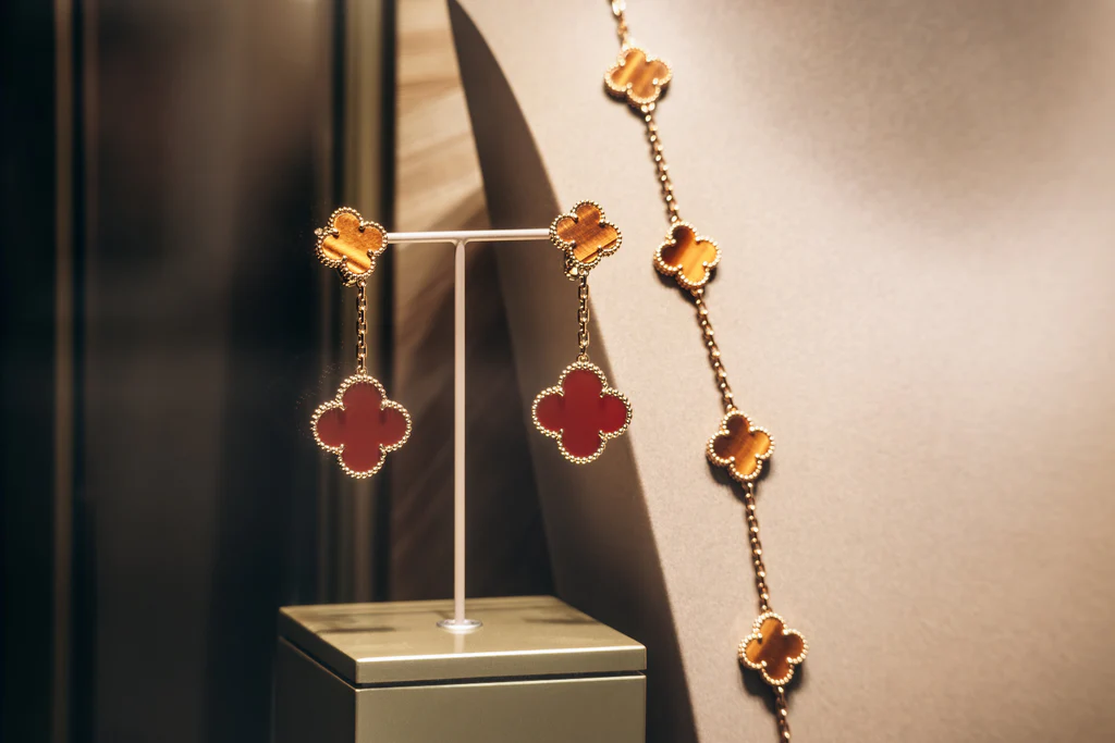 Các thương hiệu trang sức xa xỉ cần chứng minh giá trị thực của sản phẩm để nhận được sự tin tưởng và trung thành từ người tiêu dùng.