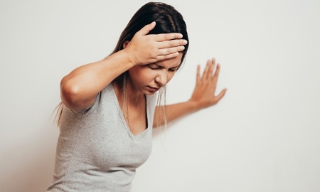 Chóng mặt, đau đầu và mệt mỏi kéo dài có thể là triệu chứng của bệnh hiếm.