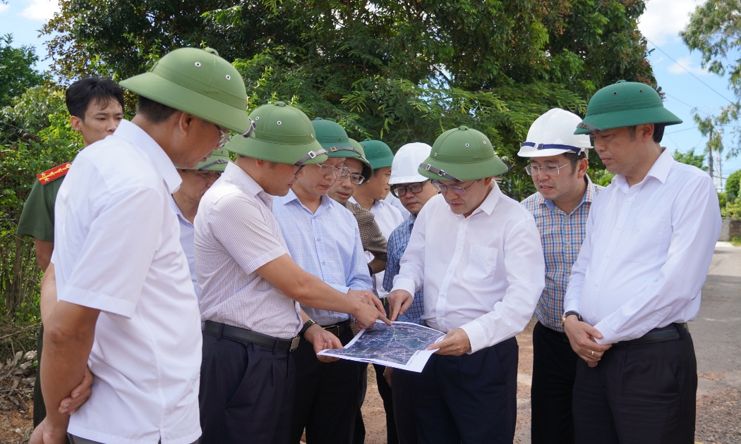 Phó Chủ tịch UBND tỉnh Quảng Trị Phan Phong Phú kiểm tra tiến độ thực hiện các công trình thuộc Dự án BIIG2
