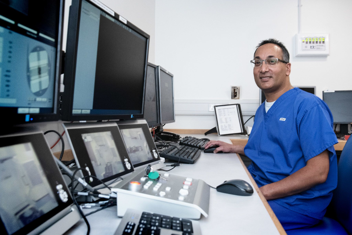 AI không làm giảm nhu cầu nhân lực nói chung mà còn giúp các bác sĩ như ông Raj Jena có thêm thời gian để khám nhiều bệnh nhân hơn. Ảnh: Đại học Cambridge