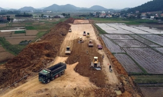 Dự án cao tốc trọng điểm miền Tây có nguy cơ chậm tiến độ do thiếu cát  