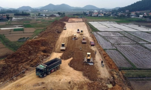 Dự án cao tốc trọng điểm miền Tây có nguy cơ chậm tiến độ do thiếu cát  