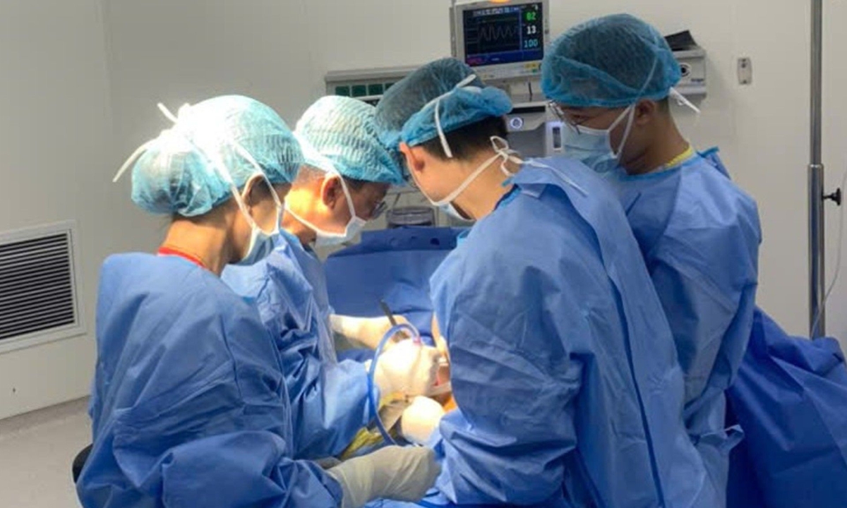 Bệnh viện E mổ thành công ca sỏi mật cực hiếm: bệnh nhân có tim bên phải, toàn bộ phủ tạng đảo ngược.