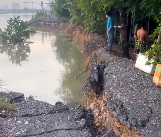 Khu vực sạt lở thuộc công trình thủy lợi bờ hữu ven sông Sài Gòn - Bắc Rạch Tra, hồi tháng 6/2025. Ảnh tư liệu của BCHQS huyện Củ Chi