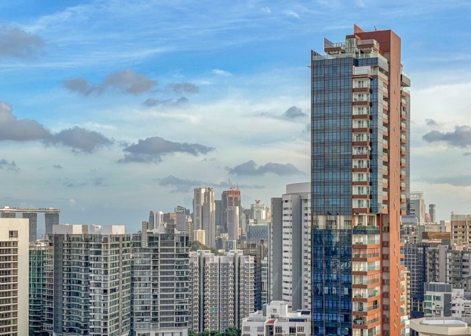 &nbsp; &nbsp; &nbsp; &nbsp; &nbsp;Tòa tháp căn hộ Ritz Carlton Residences tọa lạc trên đường Cairnhill, quận 9, Singapore.