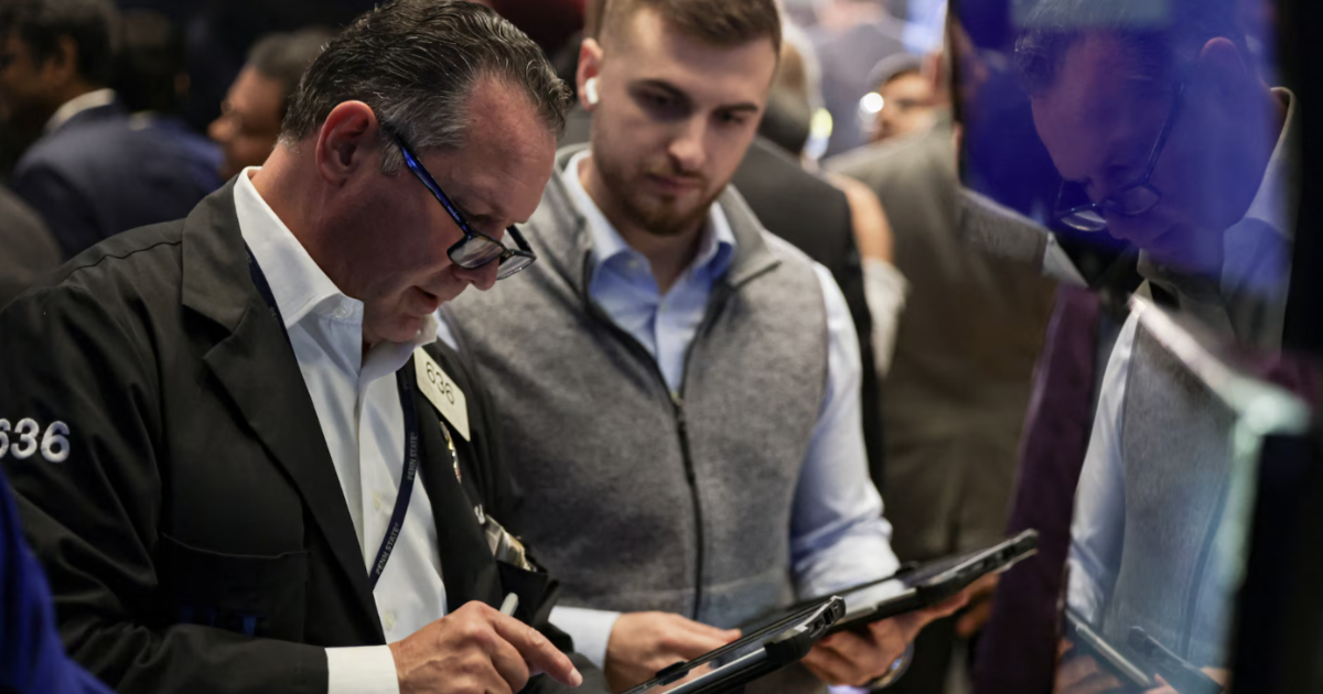 Chứng khoán Mỹ thêm kỷ lục, giá dầu trượt dài xuống đáy 4 tháng