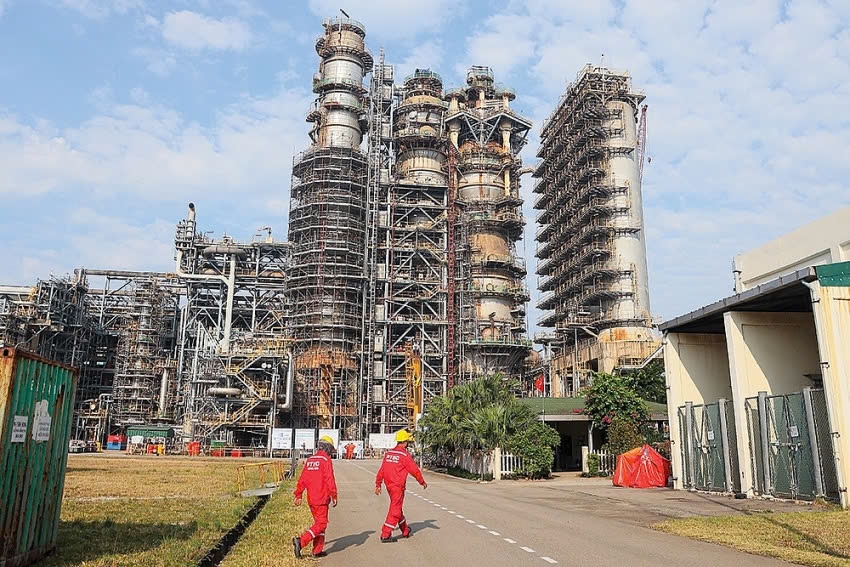 Sản lượng từ NMLD Dung Quất và Nghi Sơn chiếm khoảng 70% sản lượng xăng dầu tiêu thụ trong nước.