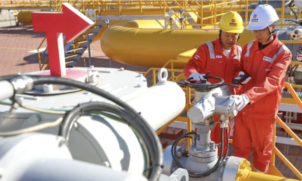 Các kỹ thuật viên đang xem xét một đường ống dẫn khí đốt giữa Nga và Trung Quốc - Ảnh: Reuters/FT.