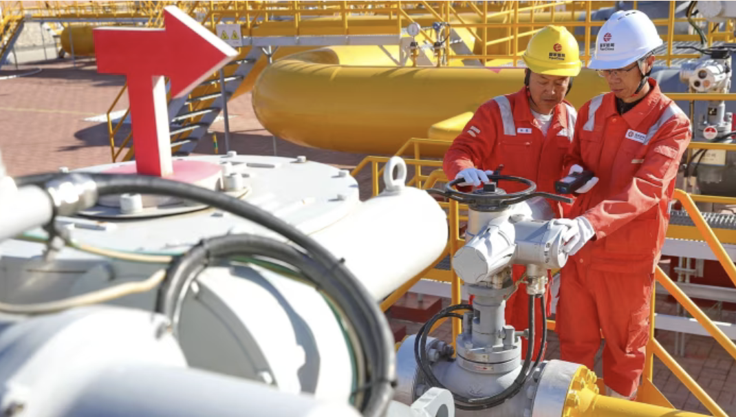 Các kỹ thuật viên đang xem xét một đường ống dẫn khí đốt giữa Nga và Trung Quốc - Ảnh: Reuters/FT.